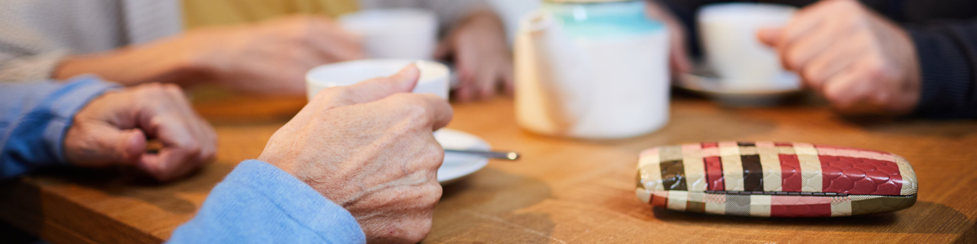 Ältere Menschen trinken zusammen Kaffee | © adobestock_pressmaster_235541811