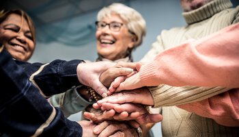 Ein paar ältere Menschen stecken die Hände zusammen | © adobestock_oneinchpunch_283502074